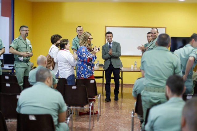 Javier A. García durante la entrega de diplomas a los alumnos del curso.