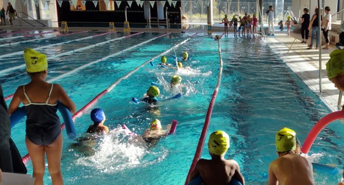 Alumnos en una de las sesiones de natación en Sabadell