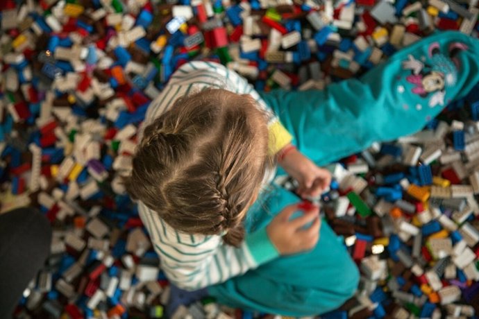 Niña jugando con piezas Lego