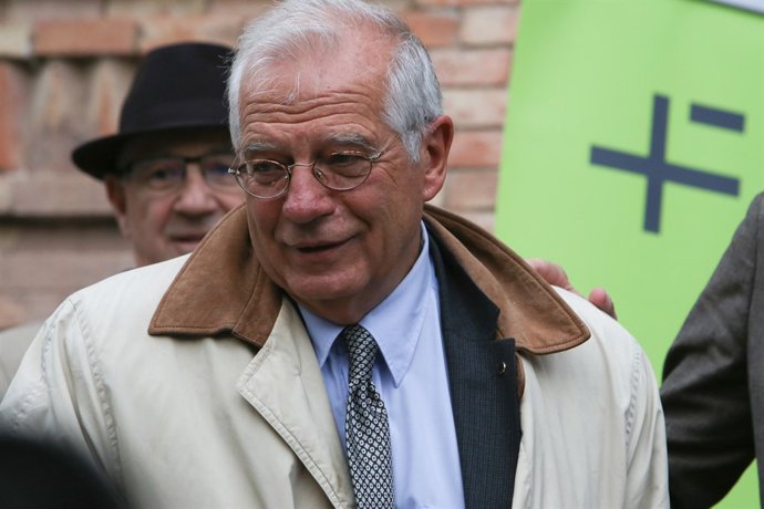 El ministre Josep Borrell participa al costat de l'expresident Felipe González e