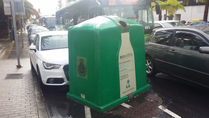 Un contenedor de vidrio choca contra un coche