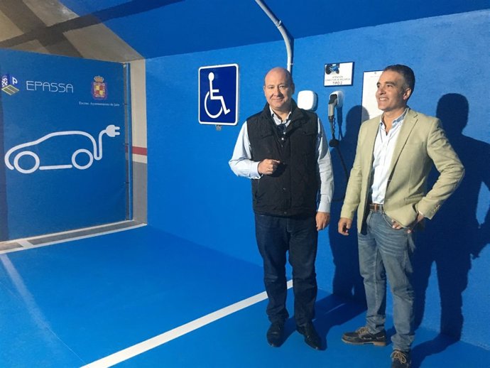 Punto para la recarga de vehículos eléctricos en el aparcamiento de La Alameda.