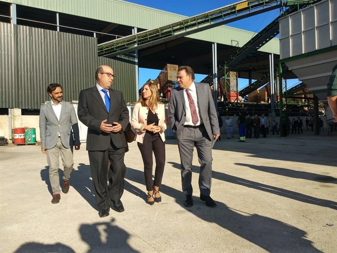 La presidenta de la Diputación de Cádiz, Irene García, en una visita a Olvera