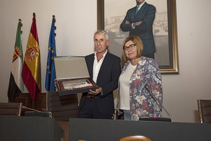 La Diputacoión de Cáceres homenajea a Julio Montero, hijo de la institución