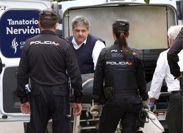 Trasladan el cadáver de la mujer asesinada con arma blanca en Sevilla