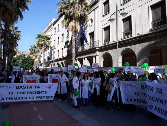 Un centenar de sanitarios se concentran ante Salud en Huelva.