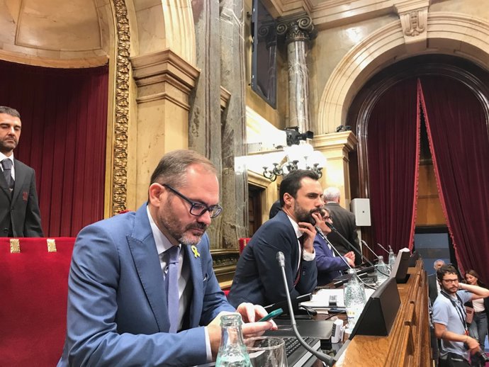 Al centre, el president del Parlament, Roger Torrent, en el ple