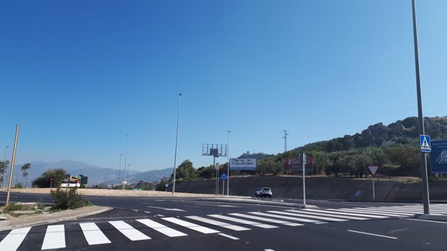 Nueva rotonda construida en la antigua carretera de Córdiba, en Jaén.