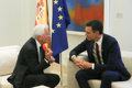 Sánchez se compromete a incluir la aporofobia en el Código Penal,  tras una reunión con RAIS y Richard Gere