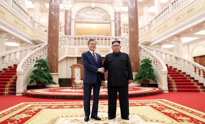 Kim Jong Un y Moon Jae In se dan la mano en Pyongyang