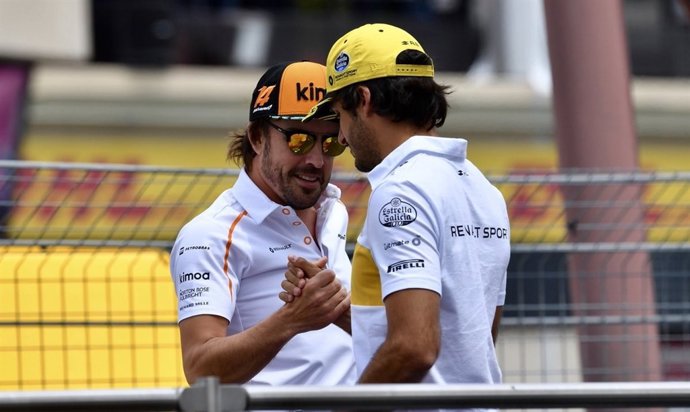 Fernando Alonso (McLaren) saluda a Carlos Sainz (Renault)