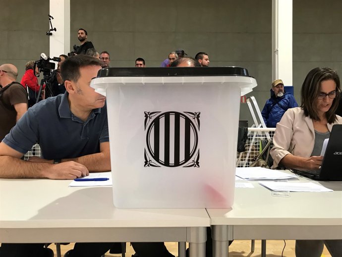 Urna en el col·legi de Sant Julià de Ramis on vota el pres. C.Puigdemont