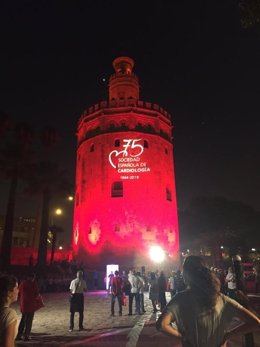 La Torre del Oro de Sevilla se ilumina de rojo 