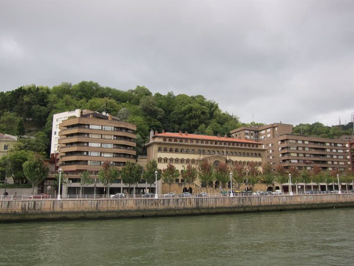 Imagen de Archivo. Bilbao con nubes.
