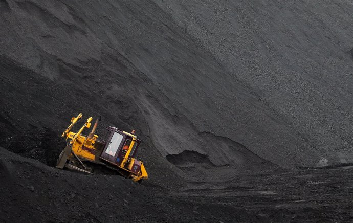 Un obrero trabaja en una mina de carbón en Vorkuta, Rusia