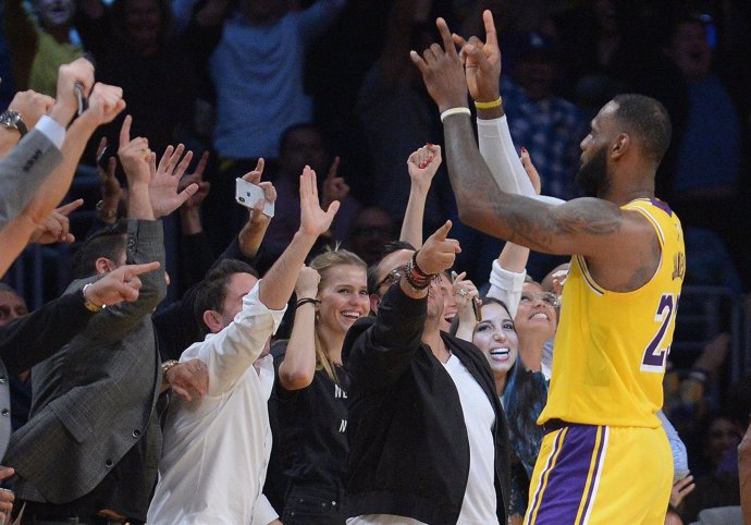 LeBron James celebra la victoria de Los Angeles Lakers