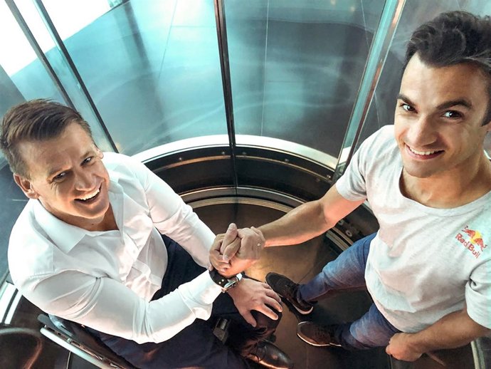 Pit Beirer estrecha la mano de Dani Pedrosa