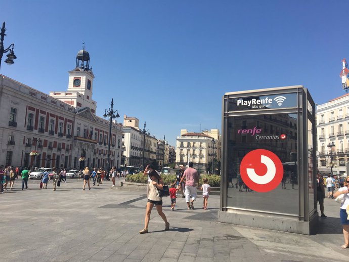 Fotos de recurso de la estación de metro y cercanías de Sol y de la Puerta del S