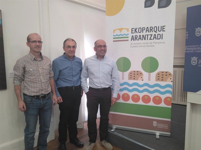 Mikel Baztán, Vicente Taberna y Joxe Abaurrea, en la rueda de prensa