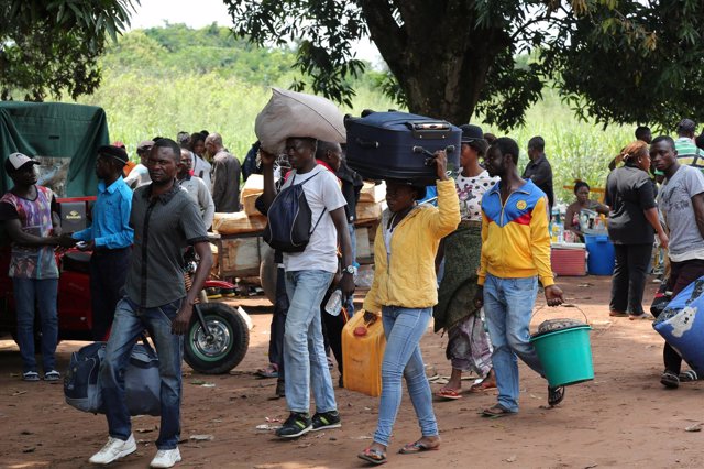 Inmigrantes congoleños regresan a RDC por la violencia en Angola