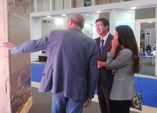 Juan Marín visita uno de los expositores de Tierra Adentro 2018.