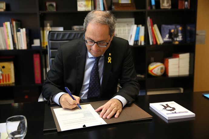 El president Quim Torra signa el decret