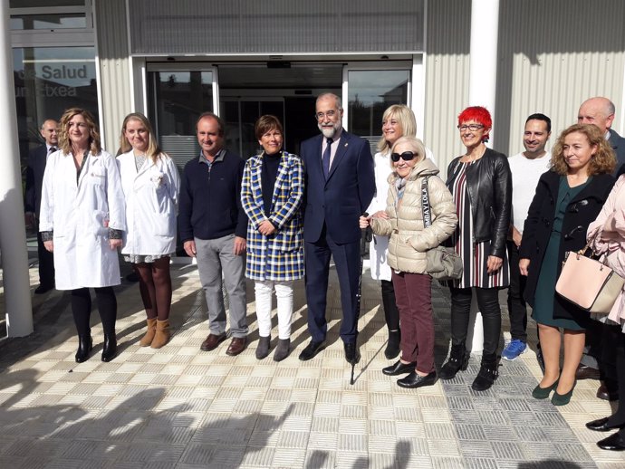 Uxue Barkos visita el nuevo centro de salud de Aranguren.