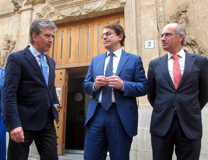 Fernández Mañueco (centro) junto a Ignacio Cosidó (i) y Javier Iglesias (d)