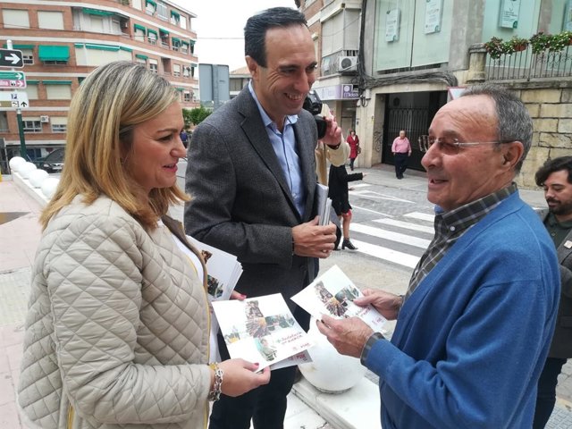 María Jesús Serrano (PSOE-A) en un reparto de material informativo