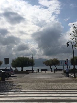 Las nubes amenazan lluvias en el Paseo de Pereda de Santander el 7-9-2018
