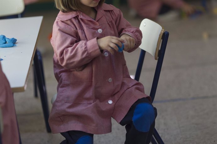 Una niña en un aula de infantil