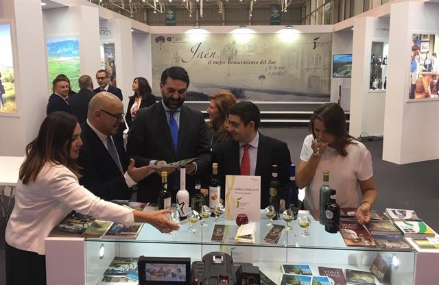 Visita al stand de Diputación en Tierra Adentro