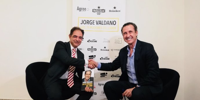 El director general de España y Portugal de Philip Morris junto a Jorge Valdano