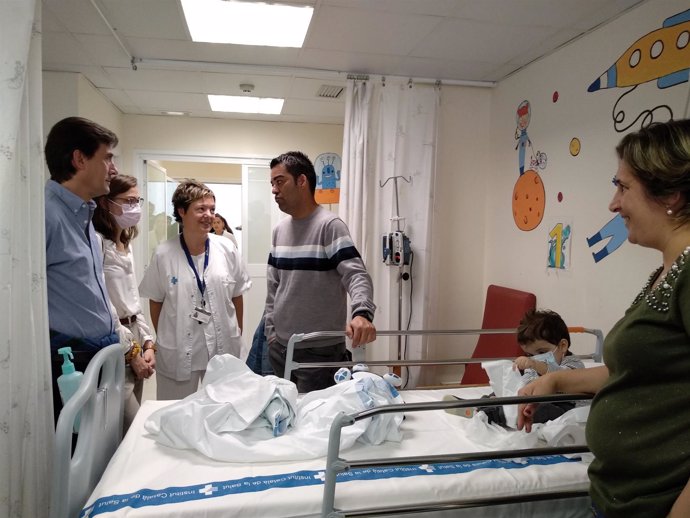 Una joven y un bebé trasplantados de pulmón con familiares en el Vall d'Hebron