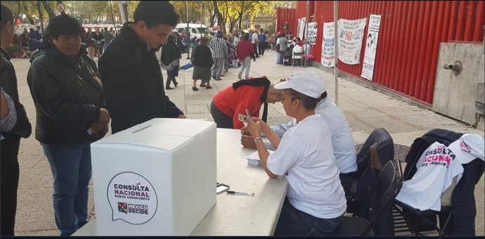 Ciudadanos votando la casilla ubicada en Insurgentes y Reforma, frente al Senado