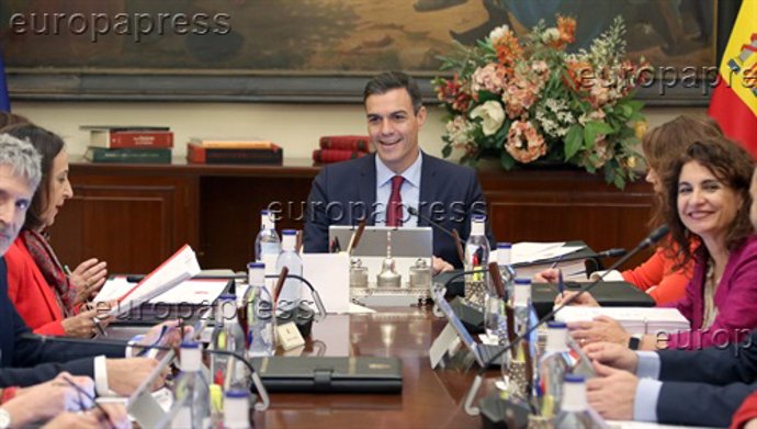 Pedro Sánchez presidiendo el Consejo de Ministros en Sevilla