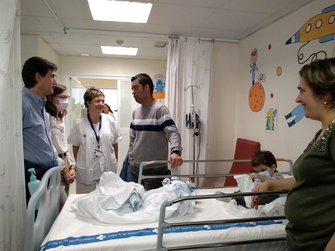 Una jove i un nadó trasplantats de pulmó amb familiars al Vall d'Hebron