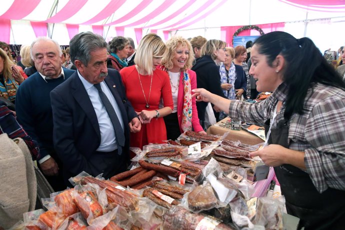 Revilla y Díaz Tezanos en la Feria de Mujeres Artesanas