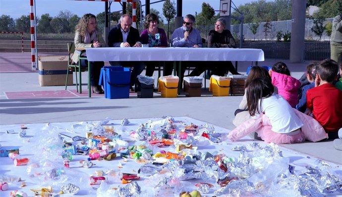 Responsables del programa explican al alumnado el tratamiento de los residuos