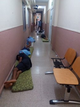Menores duermen en el pasillo del centro de primera acogida de Hortaleza, Madrid