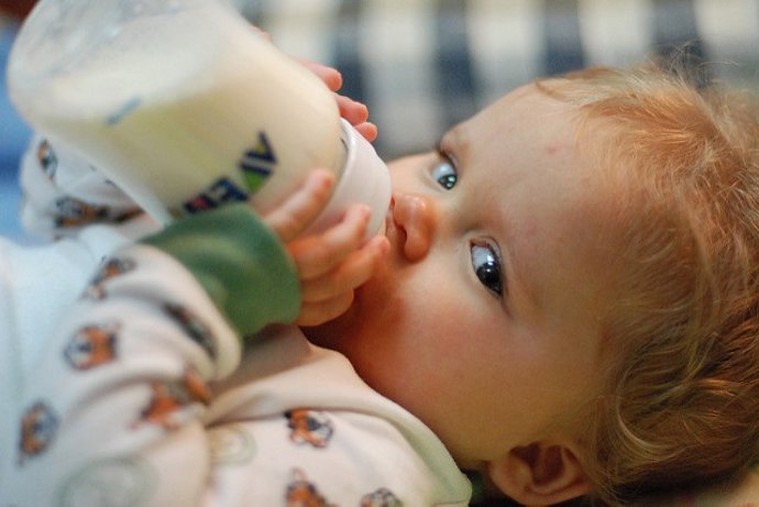 Biberón, leche, bebé