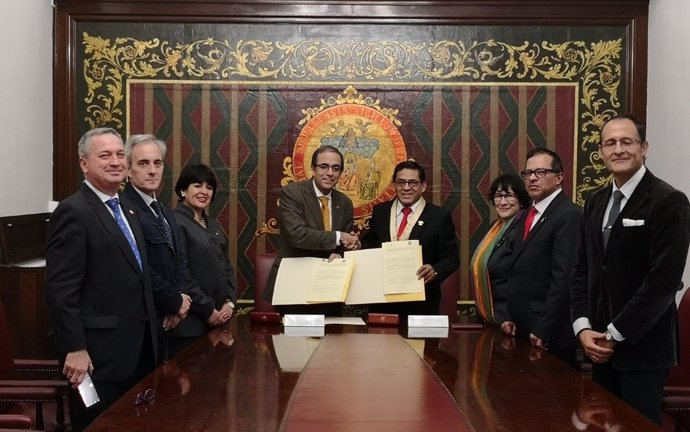 La US y la Universidad Andina del Cusco firman un convenio de colaboración