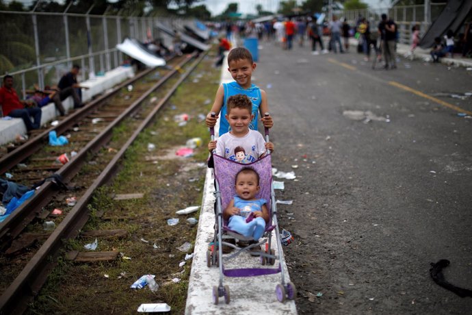Niños migrantes de la caravana centroamericana