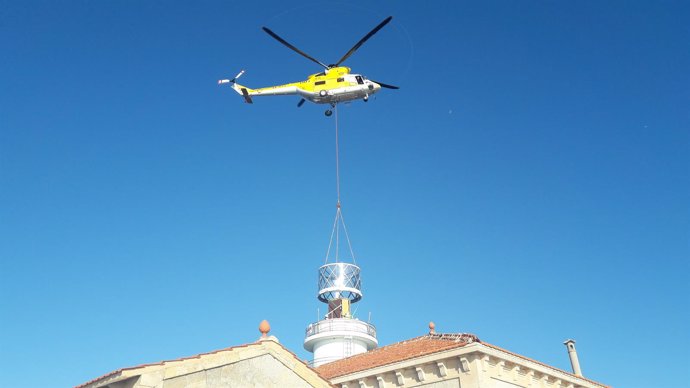 Un helicóptero transporta la nueva linterna hasta el faro de Llebeig