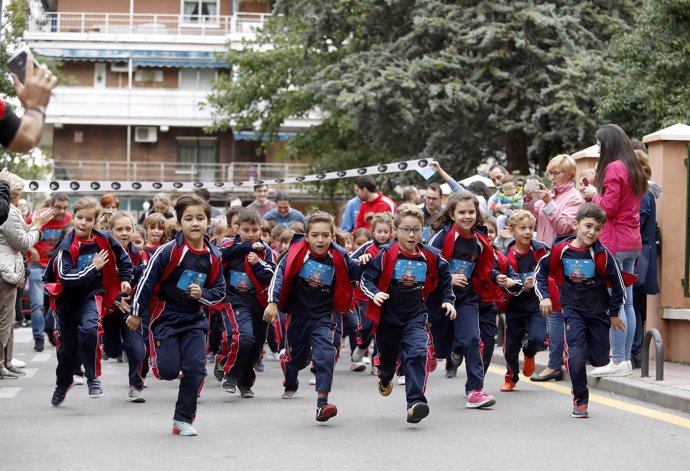 Niños participantes en la carrera contra la leucemia de Unoentrecienmil