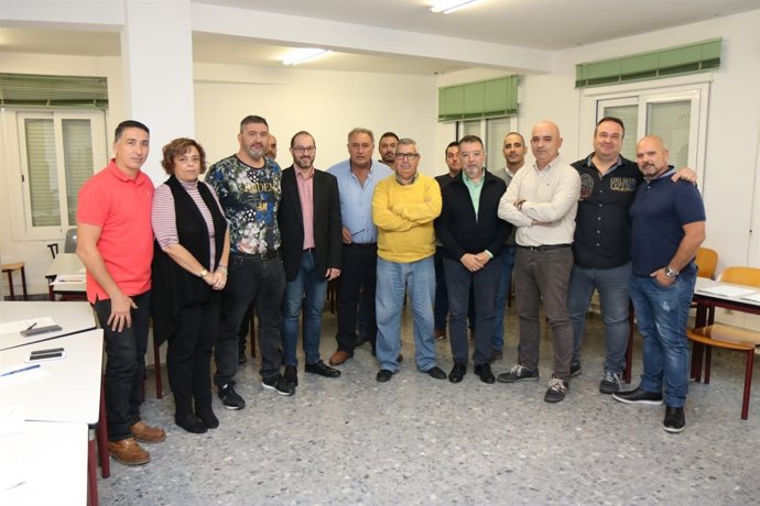 Luque (cuarto por la izda.), junto a representantes sindicales