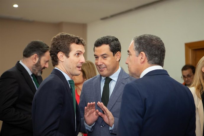Casado, con Moreno y Bendodo, en el encuentro informativo de Europa Press