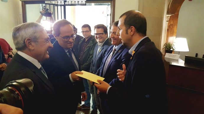 Álex Rodríguez (PP) lliura una carta al president Quim Torra