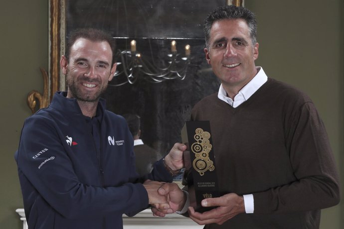 Miguel Indurain entrega el Velo d'Or a Alejandro Valverde