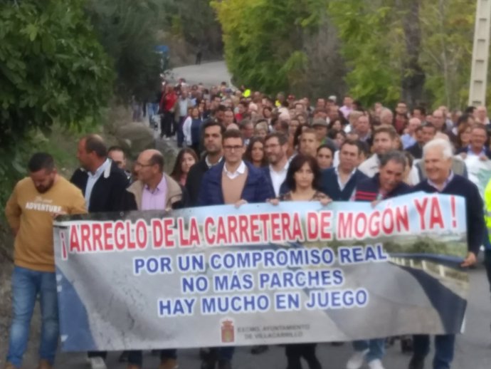 Marcha para exigir el arreglo de la carretera de Mogón